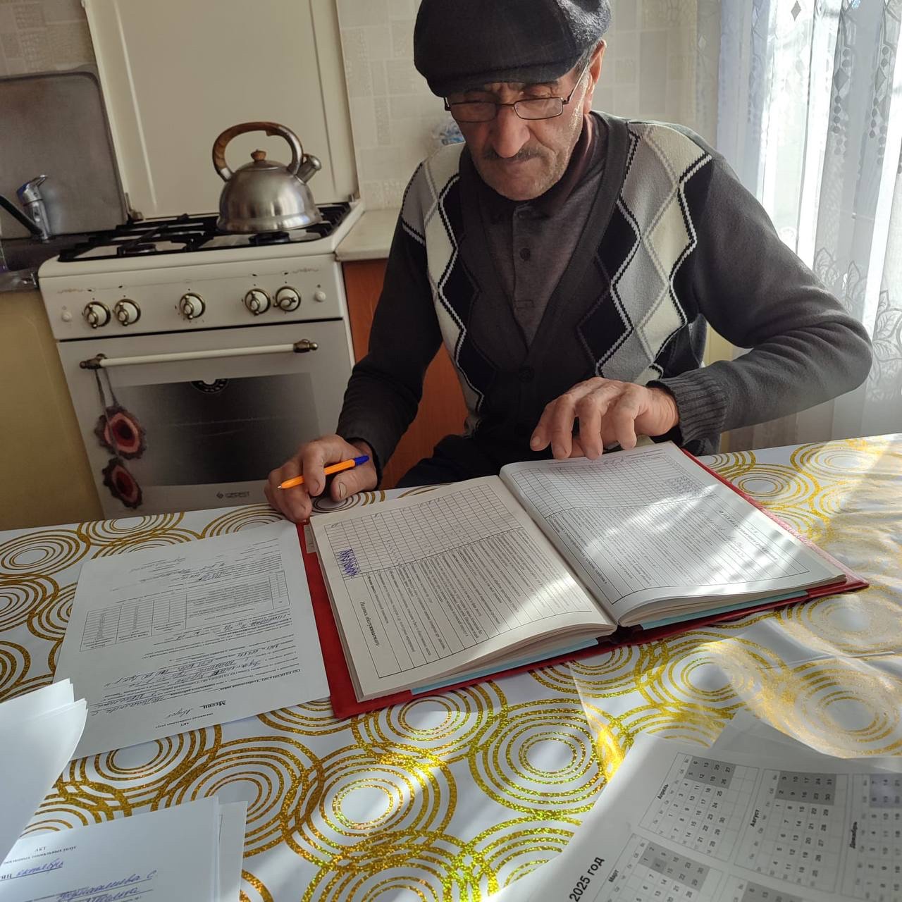 Оказывает социально-бытовые услуги. согласно  утвержденному графику посещения.